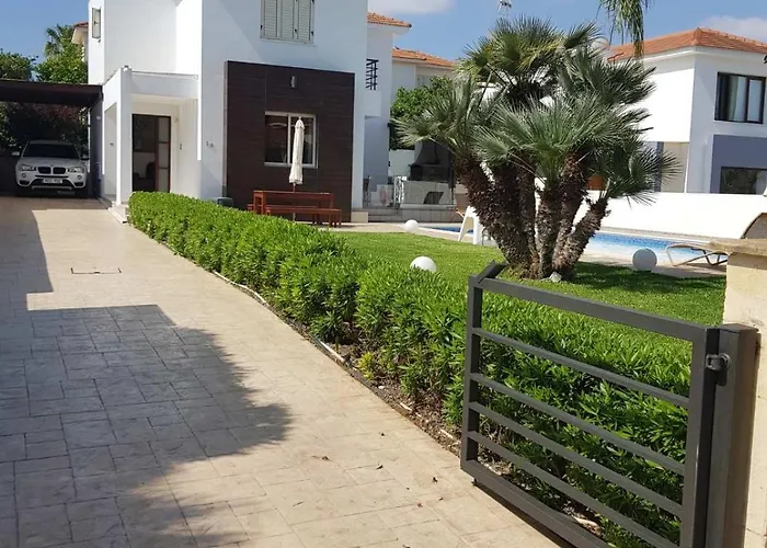 Poseidonia Gardens パラリムニ